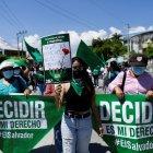 Fotografía de archivo de mujeres salvadoreñas mientras marchan para exigir políticas públicas sobre salud sexual y reproductiva y por el derecho al aborto legal y seguro en el Día internacional de la despenalización del aborto en San Salvador (El Salvador).