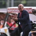 Jorge Célico, técnico de Barcelona, imparte instrucciones a sus dirigidos en el duelo ante América Mineiro.