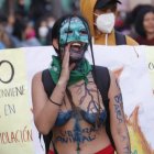 Por redes sociales varias activistas feministas de Quito y Guayaquil denunciaron represión por parte de miembros de la Policía Nacional mientras se manifestaban.