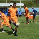 Los jugadores de la Católica están listos para recibir a los bolivianos.