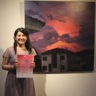 María Fernanda Manging junto a ‘Preludio’, su obra ganadora.