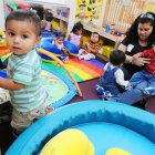 El proyecto, oficialmente llamado Derechos de los padres en la educación, impide que los maestros aborden la identidad de género y la orientación sexual entre el jardín de infancia y el tercer grado. En la imagen un registro de archivo de un grupo de niños al asistir a un jardín infantil en Mulberry (Florida, EE.UU.). EFE/Gerardo Mora