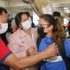 La campeona mundial de marcha, Glenda Morejón, fue recibida en el aeropuerto por sus padres, quienes le llenaron de abrazos y le entregaron flores y un globo.