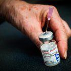 Fotografía de archivo de la vacuna contra la covid-19 de la farmacéutica estadounidense Moderna.