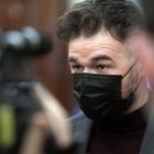 El portavoz parlamentario de ERC, Gabriel Rufián, en los pasillos del Congreso este jueves.