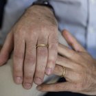 Jaime Nazar (d) y Javier Silva (i) se agarran las manos durante una entrevista con Efe ayer, en Santiago (Chile), el día antes de que ambos se conviertan en la primera pareja del mismo sexo en contraer matrimonio en el país.