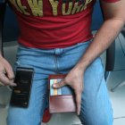 Sin importar el tipo de tarjeta que use el cliente, hay tiendas que cobran un recargo por usarlas.