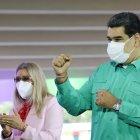 AME3768. CARACAS (VENEZUELA), 31/10/2021.- Fotografía cedida por prensa de Miraflores del presidente venezolano Nicolás Maduro en un acto de gobierno hoy en Caracas (Venezuela). El presidente de Venezuela, Nicolás Maduro, informó este domingo que su país "ha llegado al 67 % de la población vacunada" contra la covid-19, sin especificar si el porcentaje hace referencia a inoculados con las dos inyecciones que se requieren para considerar que una persona está inmunizada, o solo con la primera dosis. EFE/Prensa de Miraflores/ SOLO USO EDITORIAL/NO VENTAS/SOLO DISPONIBLE PARA ILUSTRAR LA NOTICIA QUE ACOMPAÑA/CRÉDITO OBLIGATORIO