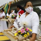 ACOMPAÑA CRÓNICA: COLOMBIA CONFLICTO - PUT400 EL TIGRE (COLOMBIA), 04/03/2022.- Fotografía fechada el 24 de febrero de 2022 que muestra a un grupo de mujeres que sostiene balsas con flores y nombres de víctimas de la violencia en El Tigre, departamento del Putumayo (Colombia). En el puente por el que hace 23 años desaparecieron sus maridos, hijos y hermanos a manos de paramilitares, las mujeres de El Tigre, en el sur de Colombia, no olvidan el pasado para asegurarse de que no se repita la tragedia que partió su historia en dos. El sábado 9 de enero de 1999, a las 23.00 horas, paramilitares de las Autodefensas Unidas de Colombia (AUC) incursionaron en El Tigre, caserío del departamento de Putumayo, quitaron la luz del pueblo y empezaron a quemar casas, carros y motos, cuenta a Efe la presidenta de la Asociación Violetas de Paz, Ruby Tejada Suárez. EFE/ Carlos Ortega