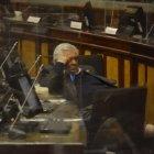 Madrugada. Extraño cuórum: se mantuvo a fuerza de incluir a los que salieron y a los dormidos, entre ellos Marcos Molina, de Izquierda Democrática.