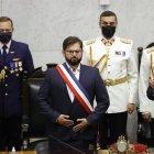 El presidente de Chile Gabriel Boric saluda a los asistentes al Congreso Nacional luego de recibir la banda presidencial del senador socialista Álvaro Elizalde (izq.), mientras el expresidente Sebastián Piñera (der.) aplaude hoy en Valparaiso (Chile).
