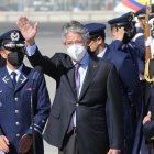 El presidente de Ecuador, Guillermo Lasso (c), fue registrado este miércoles al saludar a su llegada al Aeropuerto Internacional Arturo Merino Benítez, en Santiago de Chile. Lasso asistirá el próximo viernes a la investidura de Gabriel Boric como presidente de Chile.