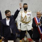 El presidente electo de Chile Gabriel Boric saluda a los asistentes al Congreso Nacional antes de recibir la banda presidencial del saliente mandatario Sebastián Piñera (d) hoy en Valparaiso (Chile).