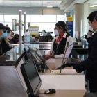 Una mujer pide información en un counter en el aeropuerto internacional Mariscal Sucre, en Quito, en una fotografía de archivo.