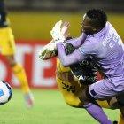 Darwin Cuero tuvo que salir del partido entre Universidad Católica y The Strongest debido a la herida