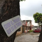 Muchos residentes de la Alborada colocan sus carros, de día y de noche, en el parque infantil, donde un anuncio de cuidar el área verde no los inmuta.