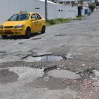 Problema. Los capitalinos soportan vías cada vez en peor estado. La reparación para este año es mínima.