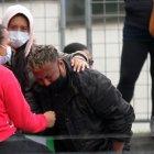 Dolor. Familiares de obreros fallecidos en un ascensor acudieron a la morgue.