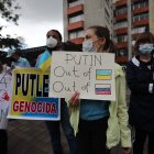 Decenas de activistas y residentes ucranianos se manifiestan en las afueras de la embajada de Rusia , este 11 de marzo de 2022, en Quito (Ecuador).