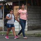 Artesanía. Jenny empezó a vender pulseras para poder comprar los implementos de higiene de Laura. También se ha dedicado a la manufactura de monigotes y venta de comida.