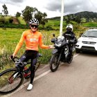 Richard Carapaz se siente seguro cuando es escoltado por el sargento Luis Aguas.