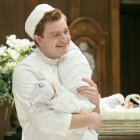 Fotografía cedida este viernes por Amazon Studios en la que se registró al actor Owen Daniels, como el chico de la IA, Boris, durante una escena de un capítulo de la segunda temporada de la serie "Upload"