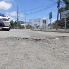 Bienvenida. En la vía de ingreso al balneario, ese es el panorama. Lomas de tierra y maleza que acompañan la ruta hasta llegar al casco urbano.