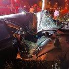 Auto se chocó con un poste de alumbrado público.