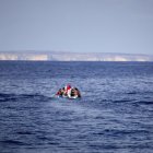 Un grupo de unos 17 migrantes procedentes de Chebba (Túnez) viaja por el Mar Mediterráneo en una pequeña barca pesquera.