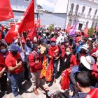 Acción. Integrantes del magisterio llegaron ayer a los exteriores de la Asamblea para exigir la aprobación de la Ley de Educación Intercultural.