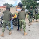 Militares participan en los operativos de control este lunes en la comuna turística de Santa Elena.