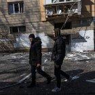 Personas caminando en un área residencial de Kiev, luego de la caída de misiles rusos.