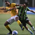 Leonai De Souza (i), mediocampista de Barcelona, durante el compromiso de ida en Brasil que terminó empatado sin goles.