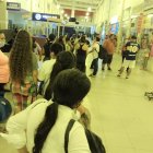 Los usuarios de la estación muestran susto y desconcierto con la caída de parte de la cubierta.