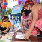 Los niños buscan los cuentos de su agrado para desarrollar la destreza de la lectura.