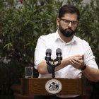 El presidente de Chile, Gabriel Boric, participa de una conferencia de prensa con los medios internacionales, hoy en el Palacio de La Moneda en Santiago (Chile). Boric reafirmó su intención de fomentar la integración regional y dijo que "es necesario que América Latina vuelva a tener una voz en el mundo".