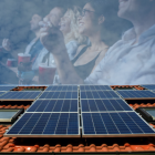 Trabajan en una muestra itinerante de cine alimentada íntegramente con energía solar.