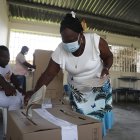 Ciudadanos ejercen su derecho al voto en el corregimiento de Opogodó, de Condoto, en el departamento de Chocó, durante las elecciones legislativas en Colombia. Acabar con esta práctica de compra de voto, que se aprovecha de la pobreza de habitantes como los del Chocó y activa algunas de las maquinarias más oscuras del poder en Colombia, es uno de los retos que tiene por delante el Congreso que salga elegido este domingo, que también deberá poner el ojo en zonas convulsas. EFE/ Ernesto Guzmán