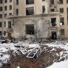 Al menos dos personas han muerto después del bombardeo en un edificio de Obolonski, Kiev. EFE