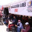 Militantes de la Unión Nacional de Educadores (UNE) realizaron un plantón frente a la Asamblea el domingo 13 de marzo.