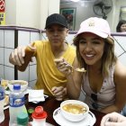 Con su padre el artista Gerardo Mejía.