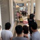 Familiares lloran junto al cadáver de la víctima, Cumandá Sánchez Benítez, luego de cubrirla con sábanas, en la entrada de su casa.