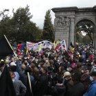 Protesta. Cientos de ciudadanos marcharon con pancartas y carteles para rechazar las amnistías.