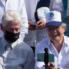 Guillermo Lasso, y el expresidente estadounidense Bill Clinton (i), durante la firma de un decreto de zona protegida, en el archipiélago de las islas Galápagos