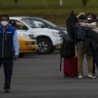 Familiares se reencuentran con ecuatorianos repatriados de Ucrania tras la llegada del primer vuelo humanitario, en las afueras del Aeropuerto Internacional Mariscal Sucre, en Quito (Ecuador), el pasado 4 de marzo de 2022.