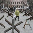 En el vigesimoprimer día de la invasión, un teatro de la asediada ciudad de Mariúpol, que servía de refugio a cientos de civiles, quedó reducido a escombros por un ataque ruso.