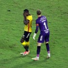 El arquero Javier Burrai (derecha) trata de consolar al defensa Leonel Quiñónez después de su fallo en el cuarto tiro penal de Barcelona. Al final, ese fue el remate que marcó la eliminación torera de la Copa Libertadores.