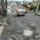 Varias cuadras de diferentes manzanas de la ciudadela El Paraíso están agrietadas. Los peatones y conductores tienen miedo de transitarlas, además de los daños que sufren sus carros.