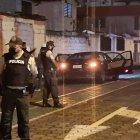 Momentos en que la policía acordona el lugar de los hechos