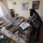 Una mujer lamenta de los daños causados en su vivienda por el bombardeo de un edificio residencial en Kiev